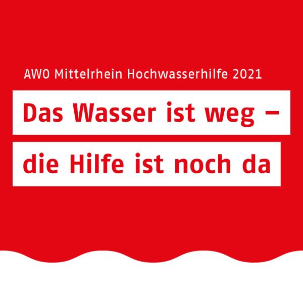 Rotes Kampagnenmotiv der AWO Mittelrhein Hochwasserhilfe 2021 mit der Aufschrift: „Das Wasser ist weg – die Hilfe nicht“.